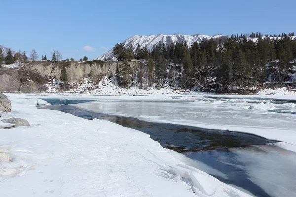 Ice melting on the river in the spring — Stock Photo, Image