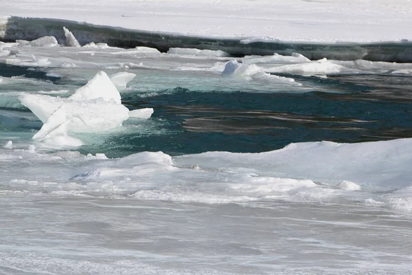 Танення льоду на річці навесні — стокове фото