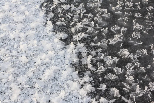 Reif auf dem Eis des eisigen Flusses, natürlicher Hintergrund — Stockfoto