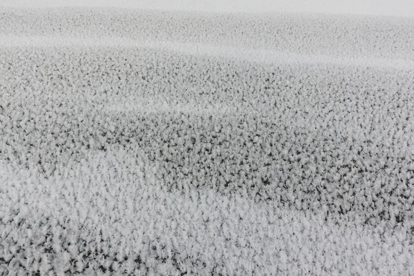 Aftkälla på isen av floden frysning, naturlig bakgrund — Stockfoto