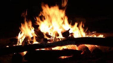 Geceleri karanlık bir arka plan üzerinde yakıcı şenlik ateşi 