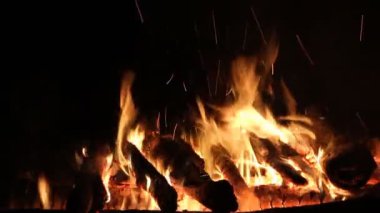 Geceleri karanlık bir arka plan üzerinde yakıcı şenlik ateşi 