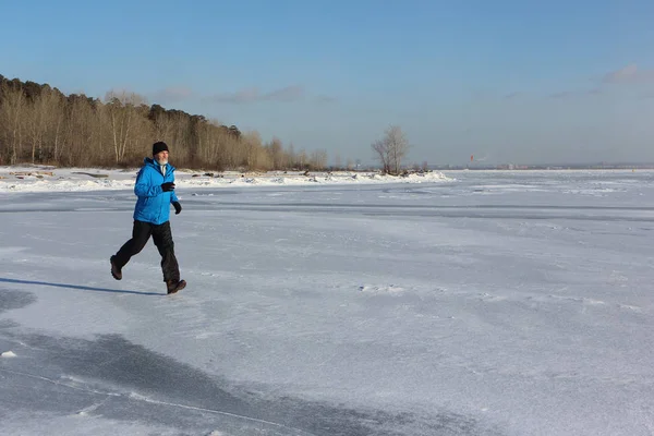 Donmuş bir nehir, O buz üzerinde çalışan bir mavi ceketli adamı