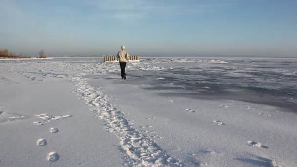 Uomo Maglione Beige Che Attraversa Ghiaccio Fiume Ghiacciato Reservoir Russia — Video Stock