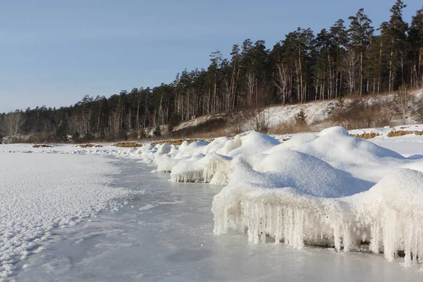 Formazione di ghiaccio sul fiume in autunno — Foto Stock