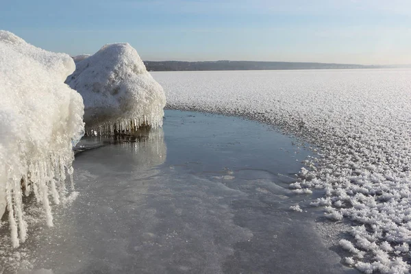 Formación de hielo en el río en el otoño al atardecer, Ob Reservoi —  Fotos de Stock