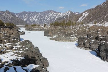 Katun Nehir donmuş, rapids Teldykpen Al Oroktoi Bridge yakınındaki