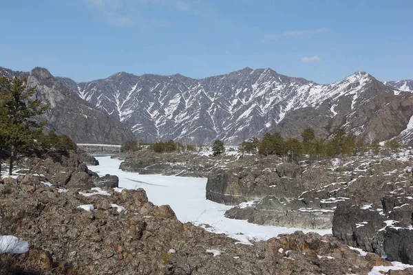 Frozen Katun River, rapide Teldykpen vicino al ponte Oroktoi, Al — Foto Stock