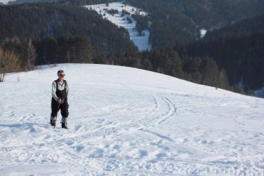 Yokuş yukarı, Belokurikha city, Rusya yükselen güneş gözlüklü bir sakallı