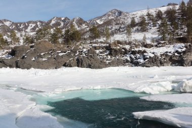 Baharda, Katun Rive yüzen buz turkuaz Nehri üzerinde