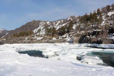 Baharda, Katun Rive yüzen buz turkuaz Nehri üzerinde
