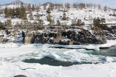 Baharda, Katun Rive yüzen buz turkuaz Nehri üzerinde