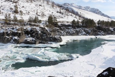 Baharda, Katun Rive yüzen buz turkuaz Nehri üzerinde