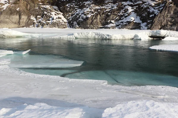 春には、カトゥン リヴ ターコイズ川の氷のフローティング — ストック写真