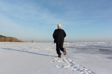 Olgun adam donmuş nehir buz üzerinde çalışan 