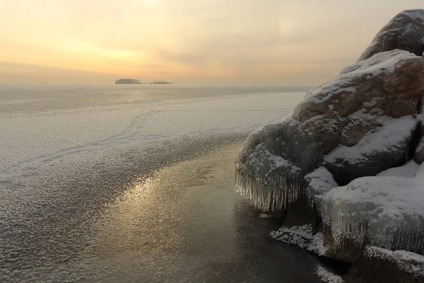Gün batımında sonbaharda nehirde şekillendirme buz — Stok fotoğraf