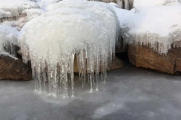 凍結の川の石の上のつらら — ストック写真