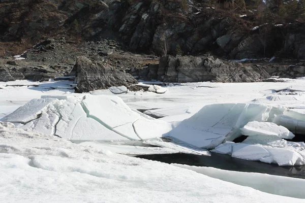 Quebra de gelo no rio Katun na primavera, Altai, Rússia — Fotografia de Stock