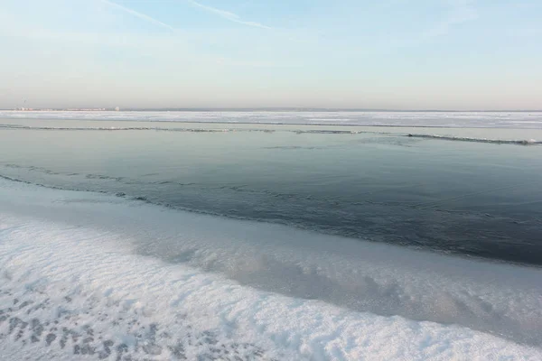 Ijs vormen op de rivier in de herfst bij zonsondergang, Ob reservoir, Sib — Stockfoto