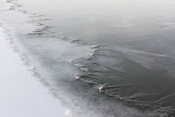 Вода замерзает в реке осенью — стоковое фото