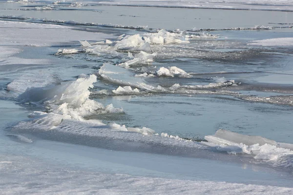 Risse mit Eiskristallen auf gefrorenem Fluss — Stockfoto