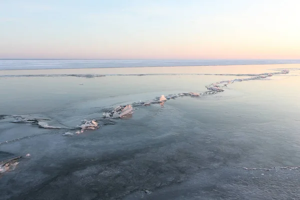 Gün batımı, Ob depo, Rusya, donmuş nehir üzerinde buz kristalleri ile çatlaklar — Stok fotoğraf
