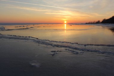 Sunset bulvarında bir nehir kaplı buz, Ob depo, Rusya Federasyonu