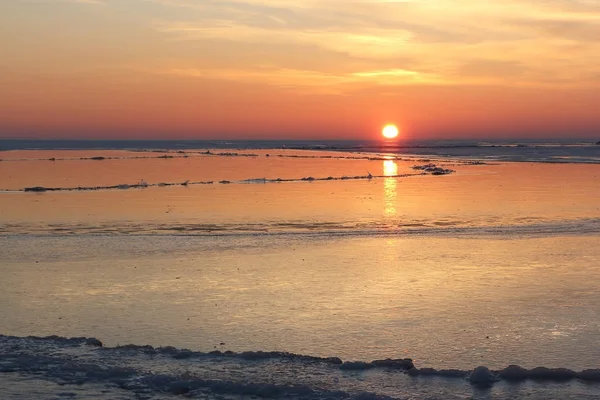 Puesta de sol en un río cubierto de hielo, embalse de Ob, Rusia — Foto de Stock