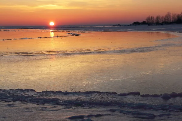 Захід сонця на річці покрита льодом, оф водосховище, Росія — стокове фото