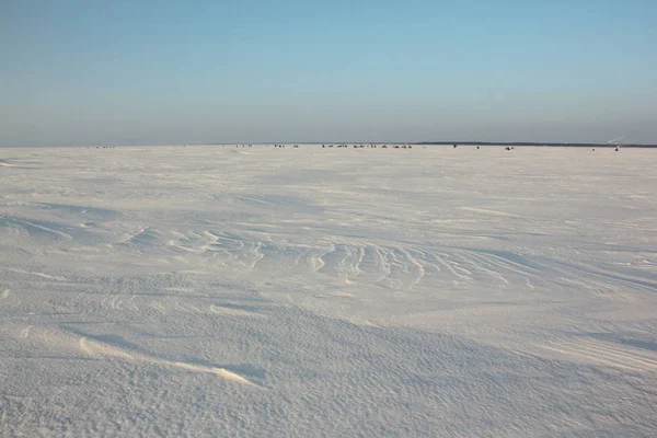 Superficie congelada del río, un lugar para la pesca de invierno —  Fotos de Stock