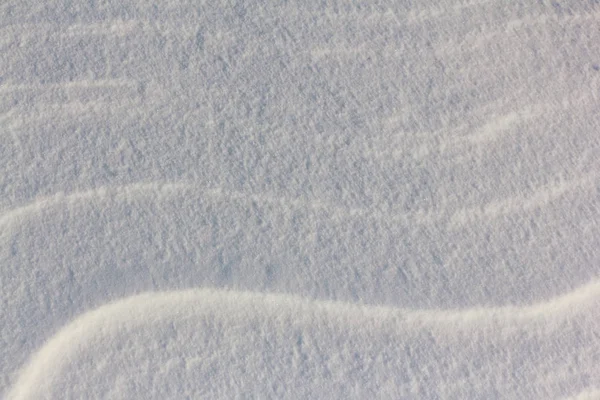 Sneeuw op de bevroren oppervlak van de rivier bij zonsondergang, een natuurlijke bac — Stockfoto