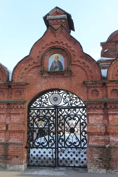 Porta da Igreja de Tikhvin, cidade de Kungur, Rússia — Fotografia de Stock