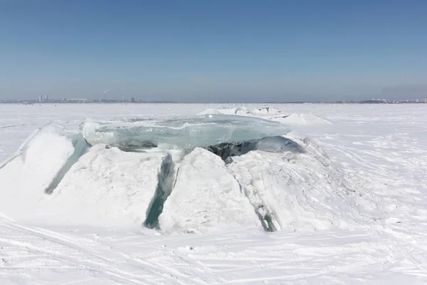 Rompiendo hielo en el río a principios de primavera, embalse de Ob, Rusia —  Fotos de Stock