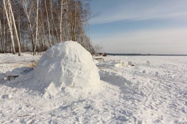 Kışın karlı glade Igloo ayakta 