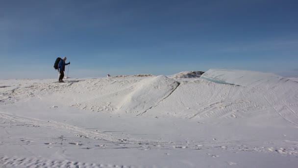 Mann Blauer Jacke Und Rucksack Fährt Ski Auf Dem Eis — Stockvideo