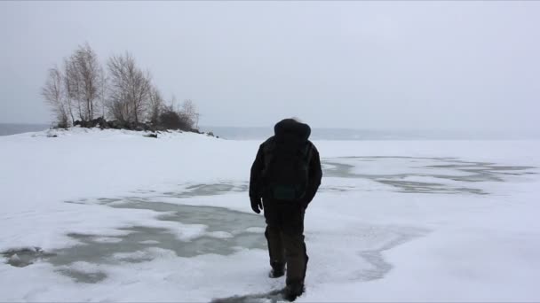 Homme Avec Sac Dos Marchant Dans Blizzard Sur Une Surface — Video