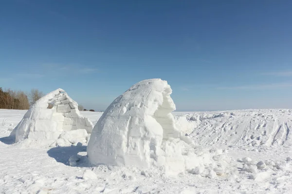 Иглу не закончен на снежной поляне зимой — стоковое фото