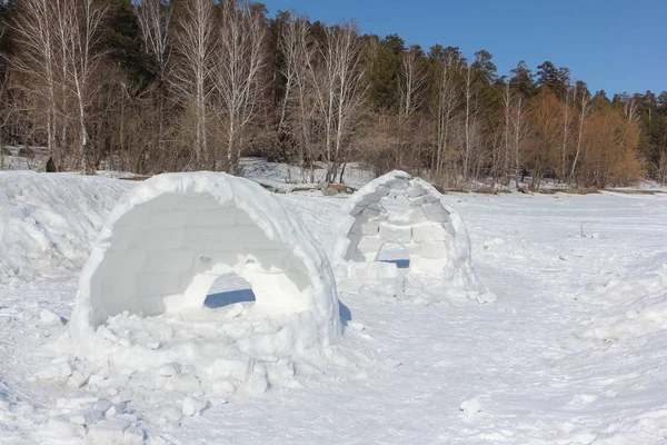 겨울에는 눈 숲 사이의 빈 터에 미완성된 이글루 — 스톡 사진
