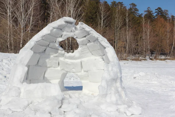 겨울에는 눈 숲 사이의 빈 터에 미완성된 이글루 — 스톡 사진