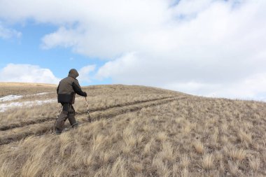 Nordic Walking - yetişkin adam bir dağın tepesine tırmanma
