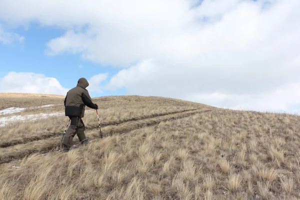 Nordic Walking - ενήλικα άνδρα αναρρίχηση στην κορυφή του βουνού — Φωτογραφία Αρχείου