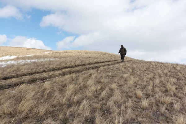 Nordic Walking - взрослый мужчина, спускающийся с горы — стоковое фото