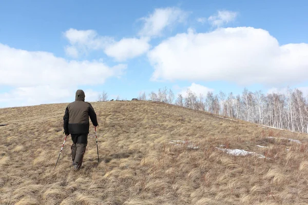 Nordic Walking - ενήλικα άνδρα αναρρίχηση στην κορυφή του βουνού — Φωτογραφία Αρχείου