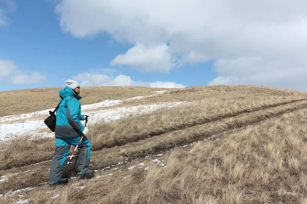 Nordic Walking - ενήλικη γυναίκα αναρρίχηση σε ένα βουνό — Φωτογραφία Αρχείου