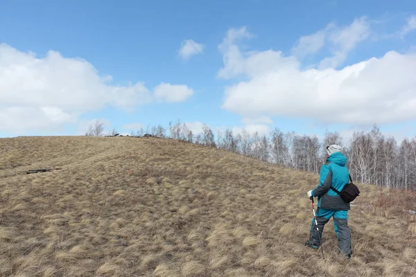 Nordic Walking - ενήλικη γυναίκα αναρρίχηση σε ένα βουνό — Φωτογραφία Αρχείου