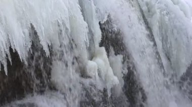 Şelale arasında buz Nehri Bahar, Bugotak Nehri, Novosibirsk, Rusya üzerinde  