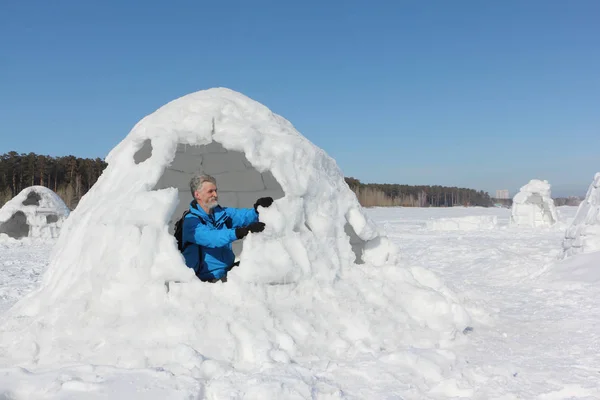 겨울에 눈이 저수지에 이글루를 구축 하는 남자 — 스톡 사진
