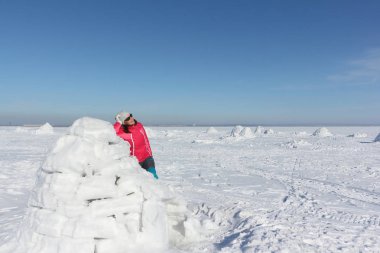 Bir Eskimo yakınındaki bir kırmızı ceket daimi mutlu kadın  