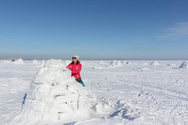 Bir Eskimo yakınındaki bir kırmızı ceket daimi mutlu kadın   