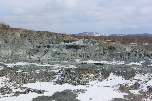 Wydobycie minerałów przy odkrywki, kamieniołom, Rosja — Zdjęcie stockowe